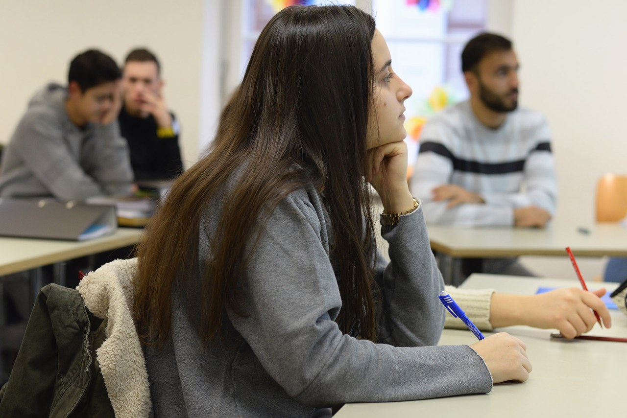 Schülerin und Schüler im Unterricht